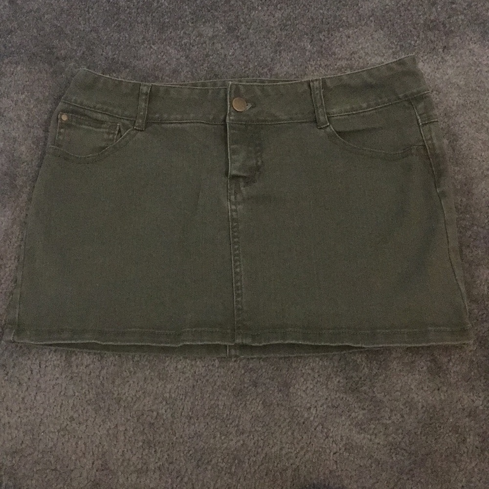 EUC Green mini skirt